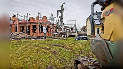 Schäden während der Bauphase können Bauherren teuer zu stehen kommen. Es lohnt sich daher, rechtzeitig passende Versicherungen abzuschließen. (Foto: djd/BSB)