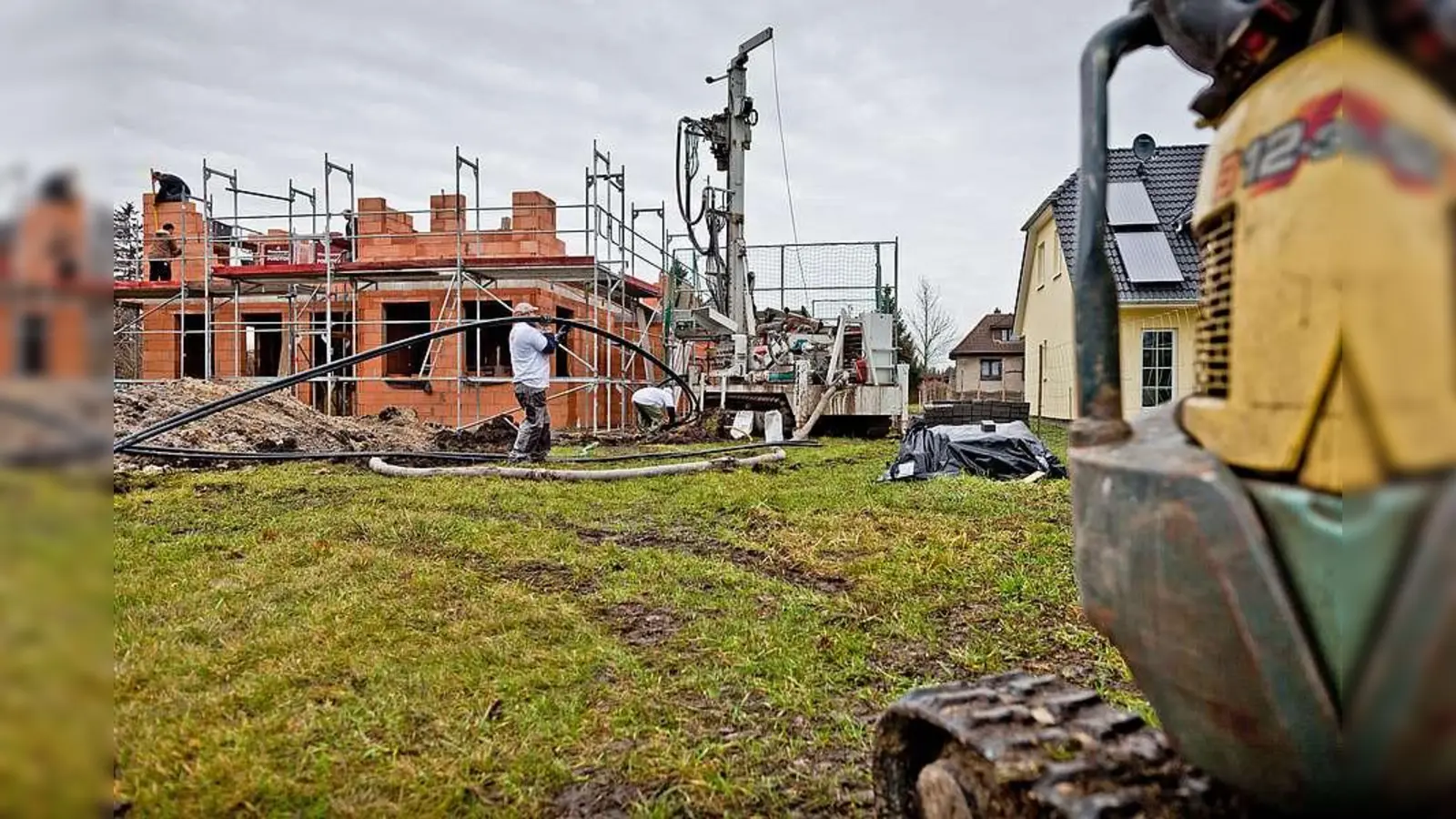 Schäden während der Bauphase können Bauherren teuer zu stehen kommen. Es lohnt sich daher, rechtzeitig passende Versicherungen abzuschließen. (Foto: djd/BSB)