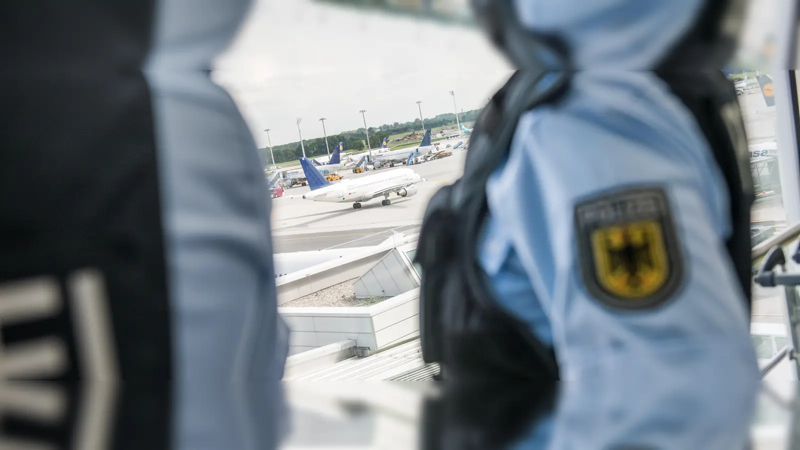 Bundespolizisten sorgen am gesamten Münchner Flughafen für die Sicherheit von Mitarbeitern und Reisenden. Nicht alle Reisenden sind friedlich gesinnt. (Symbolbild: Bundespolizei)