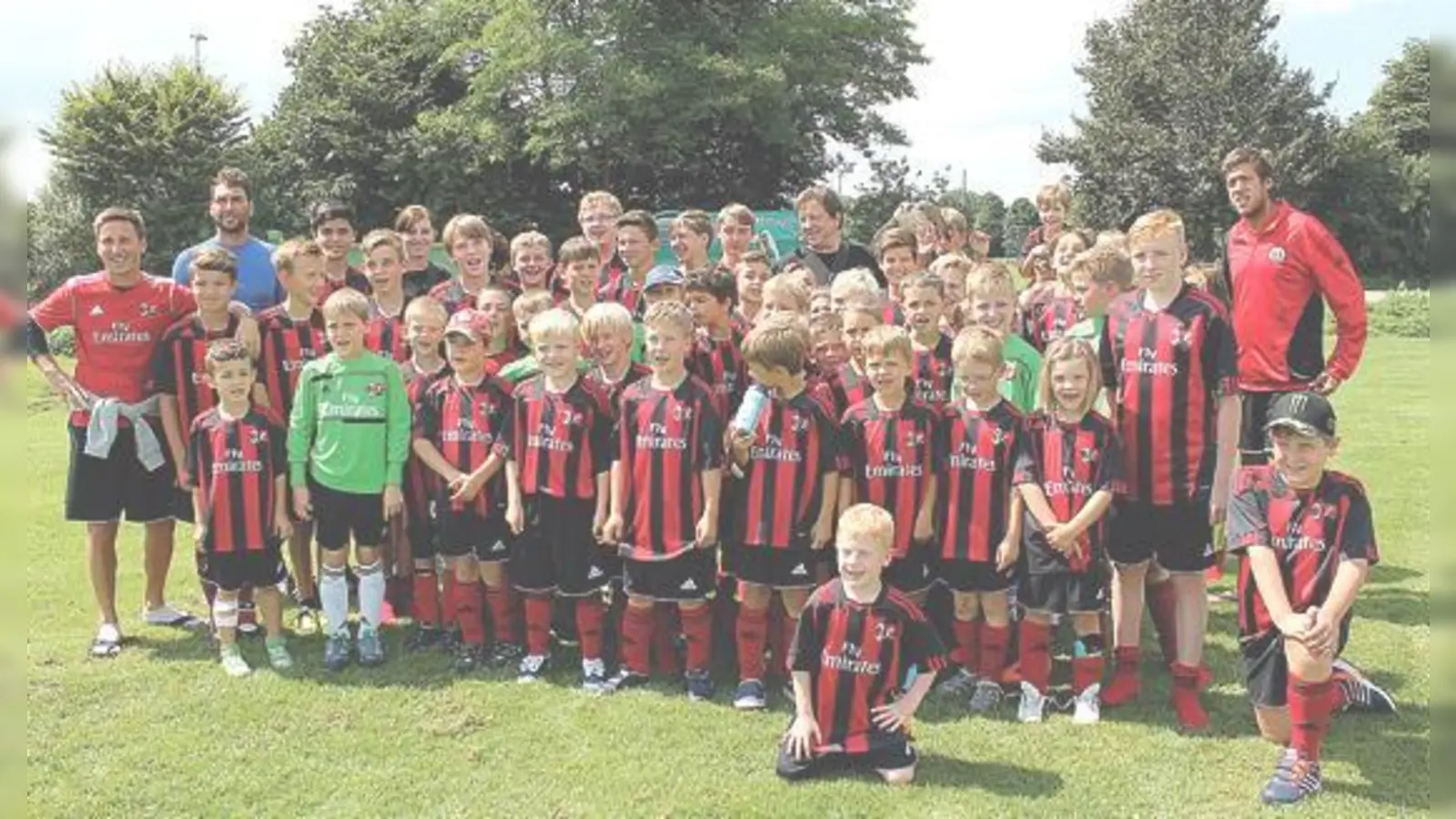 Rund 60 Kinder und Jugendliche übten im Trainingscamp beim SV Riedmoos  unter Anleitung eines Trainers vom traditionsreichen AC Mailand.	 (Foto: VA)