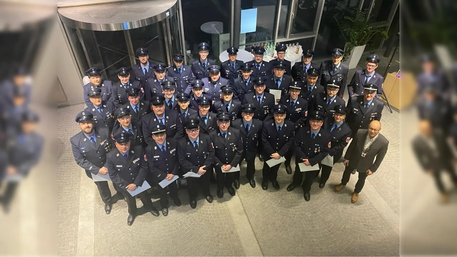 51 Mitglieder der Freiwilligen Feuerwehr Planegg kamen bei der Flutkatastrophe 2024 zum Einsatz. Sie erhielten nun die Anstecknadel „Fluthelfer 2024“. Rechts im Bild Bürgermeister Hermann Nafziger. (Foto: K.Xander)