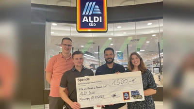 Spendenübergabe in der ALDI Filiale in den Pasing Arcaden: v.l. ALDI SÜD Regionalverkaufsleiter Tobias Hornung, Filialleiter Roberto Klausch sowie Philipp Kraus und Hannah Heitz von „Hilfe für Mensch zu Mensch e.V.”. (Foto: bb)