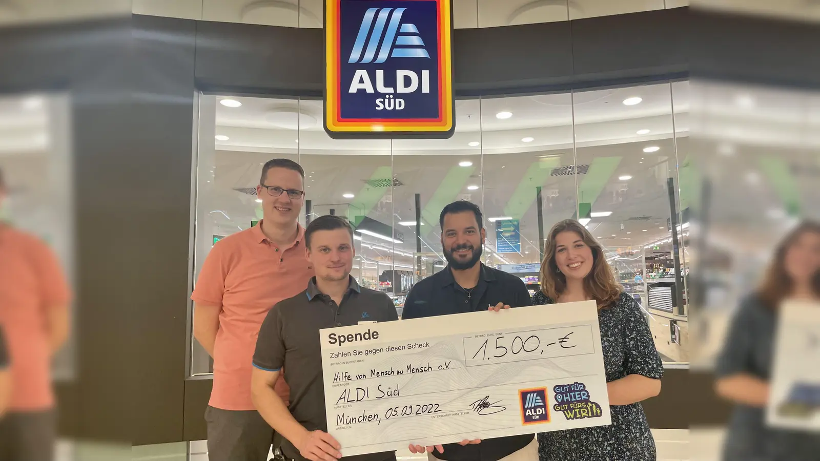 Spendenübergabe in der ALDI Filiale in den Pasing Arcaden: v.l. ALDI SÜD Regionalverkaufsleiter Tobias Hornung, Filialleiter Roberto Klausch sowie Philipp Kraus und Hannah Heitz von „Hilfe für Mensch zu Mensch e.V.”. (Foto: bb)