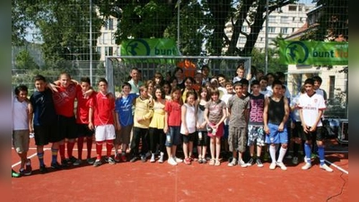 Ein Tor, in den es in diesem Moment kein Ball schafft: Eröffnung des neuen Jugendspielplatzes an der Alten Feuerwache mit einem kleinen Teil der vielen anwesenden Jugendlichen sowie bei den Erwachsenen (v.r.) Ulrich Schneider (Leiter der Hauptabteilung Gartenbau), Rüdiger Heid (Leiter der Münchner interkulturellen Straßenfußball-Liga buntkicktgut), Bürgermeisterin Christine Strobl und Gerhard Ameres (Leiter der IG-Feuerwache). (Foto: Helmar Klier)