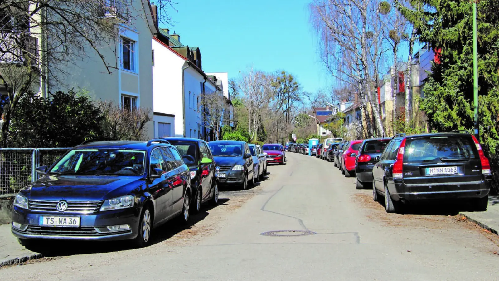 In der Taxisstraße wird das Gehwegparken seit Jahren bemängelt. (Foto: sb)