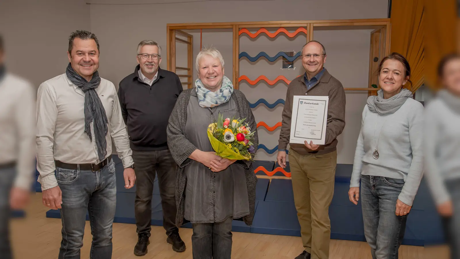 Gratulation im Kindergarten: v.l. Personalrat Oliver Gerweck, Geschäftsleiter Günther Pausewang, Jubilarin Anneliese Wischmann, 1. Bürgermeister Christian Schiller und Elli Regenauer (Stellv. Kindergartenleitung). (Foto: Gemeinde Herrsching)