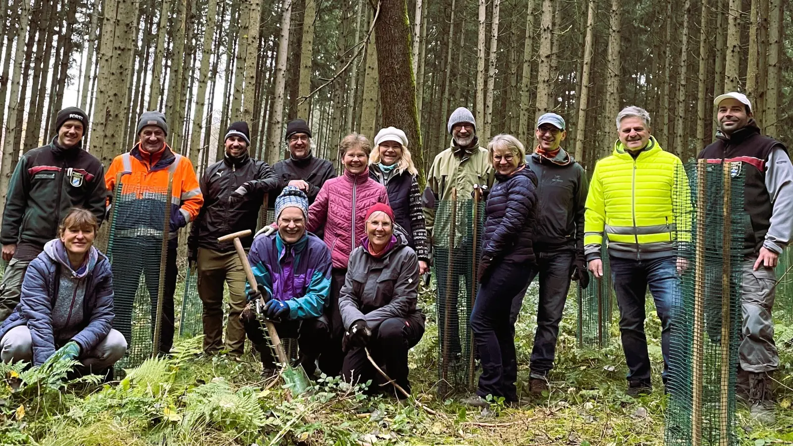 Zufrieden bei der Pflanzaktion: die Gruppe der „Baumfreunde“ mit Forstinspektor Steven Ernst (1.v.l.), Allings Bürgermeister Stefan Joachimsthaler (2.v.r.), Bauhofleiter Franz Heiß (2.v.l.) sowie zu Besuch Sebastian Winter (Revierleiter Dachau, r.) (Foto: Gemeinde Alling)