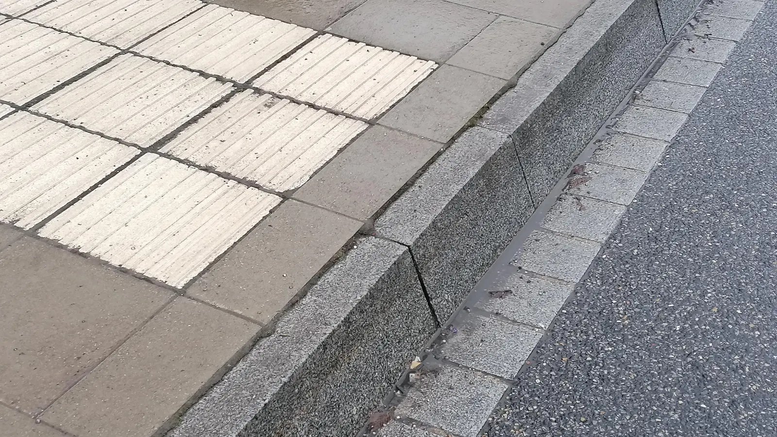 Eine erhöhte Bordsteinkante und der „taktile Auffindestreifen” (weiß) auf Höhe der ersten Bustüre machen eine Bushaltestelle barrierefrei. (Foto: job)