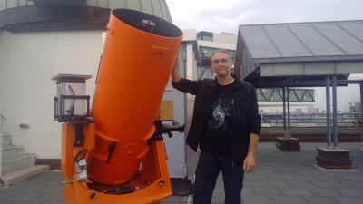 Manfred Mauz hat das barrierefreie Teleskop in der Volkssternwarte München gebaut. Damit können auch Rollstuhlfahrer bequem in den Sternenhimmel schauen. (Foto: bas)