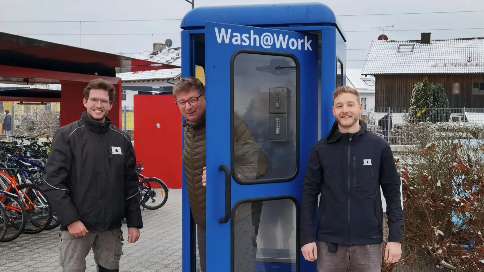 Das umgebaute Telefonhäuschen, in dem massive Schließfachtresore eingebaut sind, dient der Schlüsselübergabe für diverse Kfz-Dienstleistungen wie die Autoaufbereitung.  (Foto: Stadt Ebersberg)