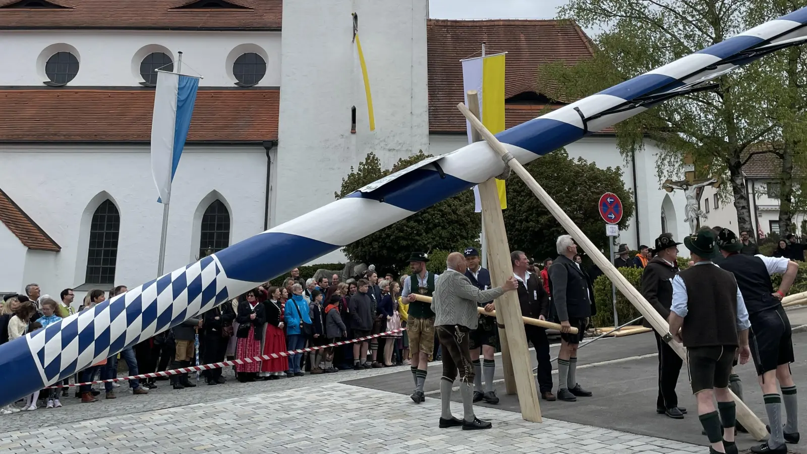 Kirche, Maibaum und Wirtshaus bilden im Gilchinger Altdorf eine Einheit.  (Foto: pst)