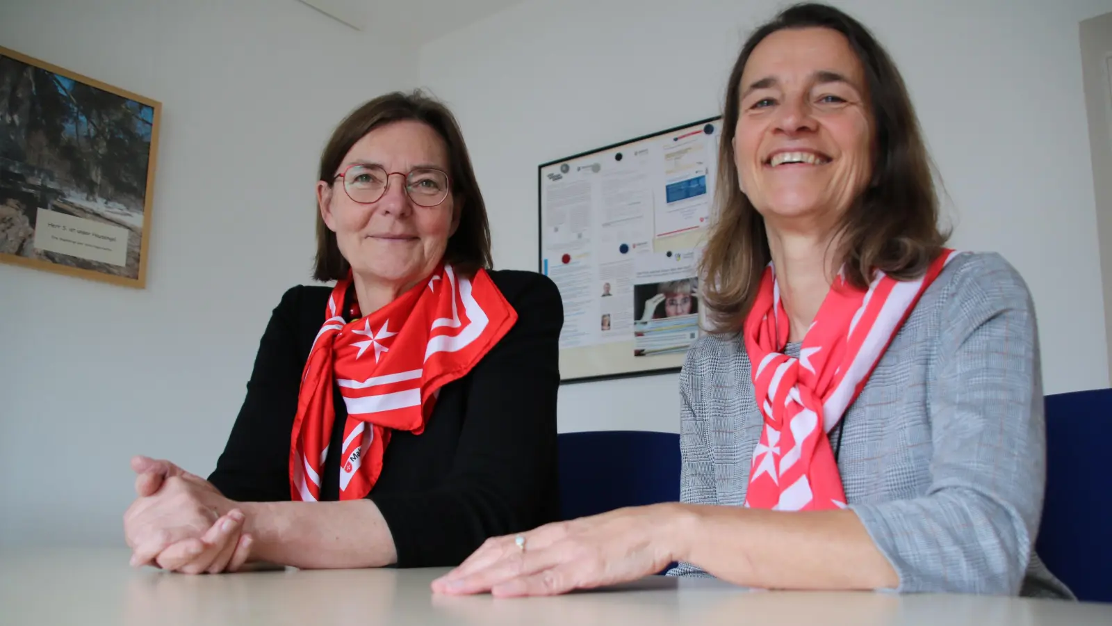 Beate Peters-Dürrschmidt, Koordinatorin und stellvertretende Leiterin (links), und Yvonne Bär, Leiterin Malteser Hospizdienste, laden Interessierte zum Kurzkurs „Letzte Hilfe” ein. (Foto: Julia Krill)