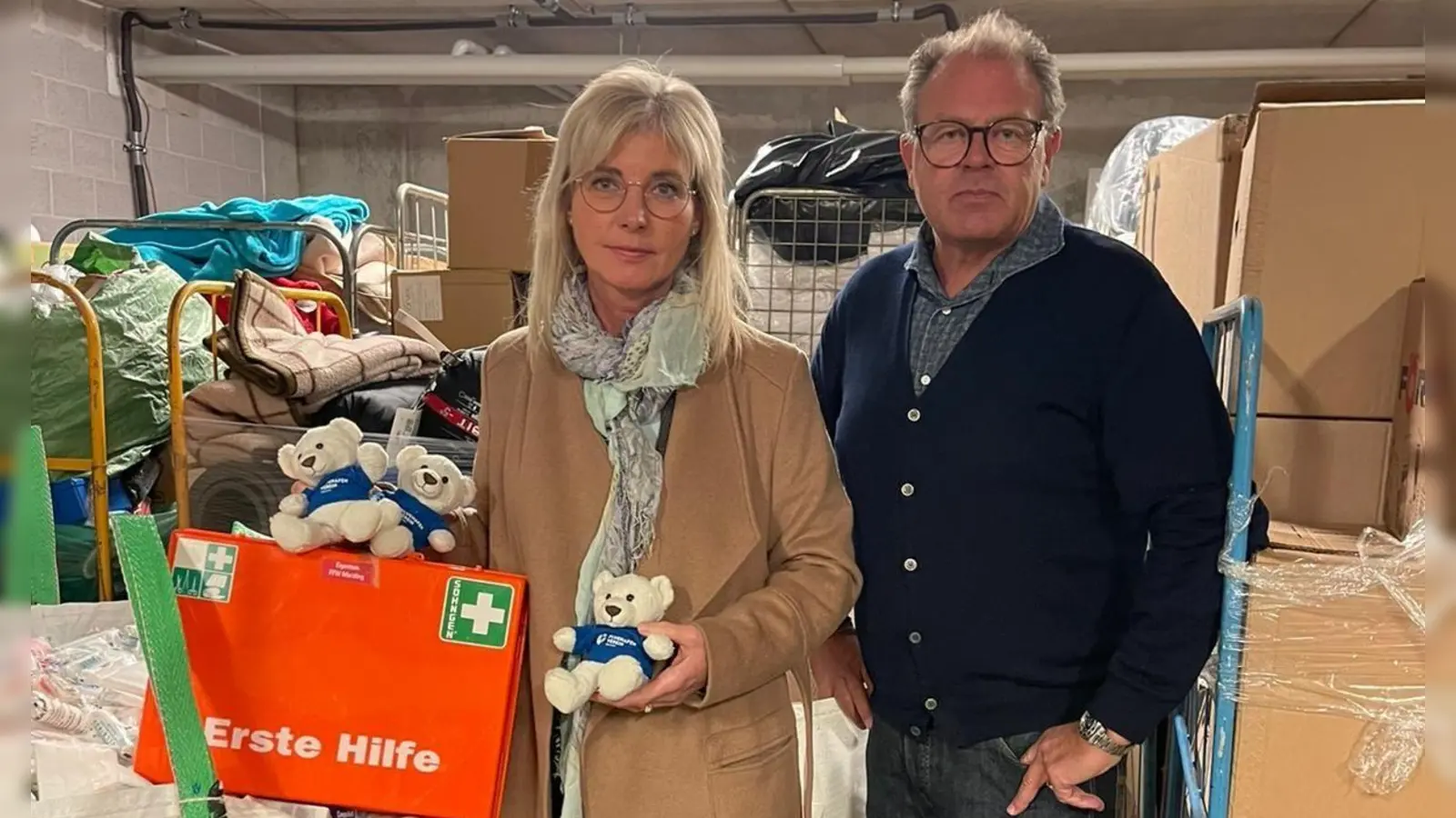 Bayerns Sozialministerin Ulrike Scharf besuchte das Spendenlager des Flughafenvereins München, der mit anderen eine Hilfslieferung in die Ukraine vorbereitete. Thomas Bihler (rechts) ist der Vorsitzende des Flughafenvereins München. (Foto: StMAS)