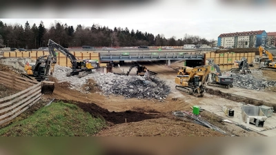 Blick auf die Baustelle der Kreuzhofbrücken. Bereits abgerissen ist hier die östliche Brücke. Wer aus Richtung Garmisch kommend am Kreuzhof die A 95 verließ, überquerte über sie die Boschetsrieder Straße, ehe er auf die Fürstenrieder Straße Richtung Laim einschwenkte. (Foto: job)