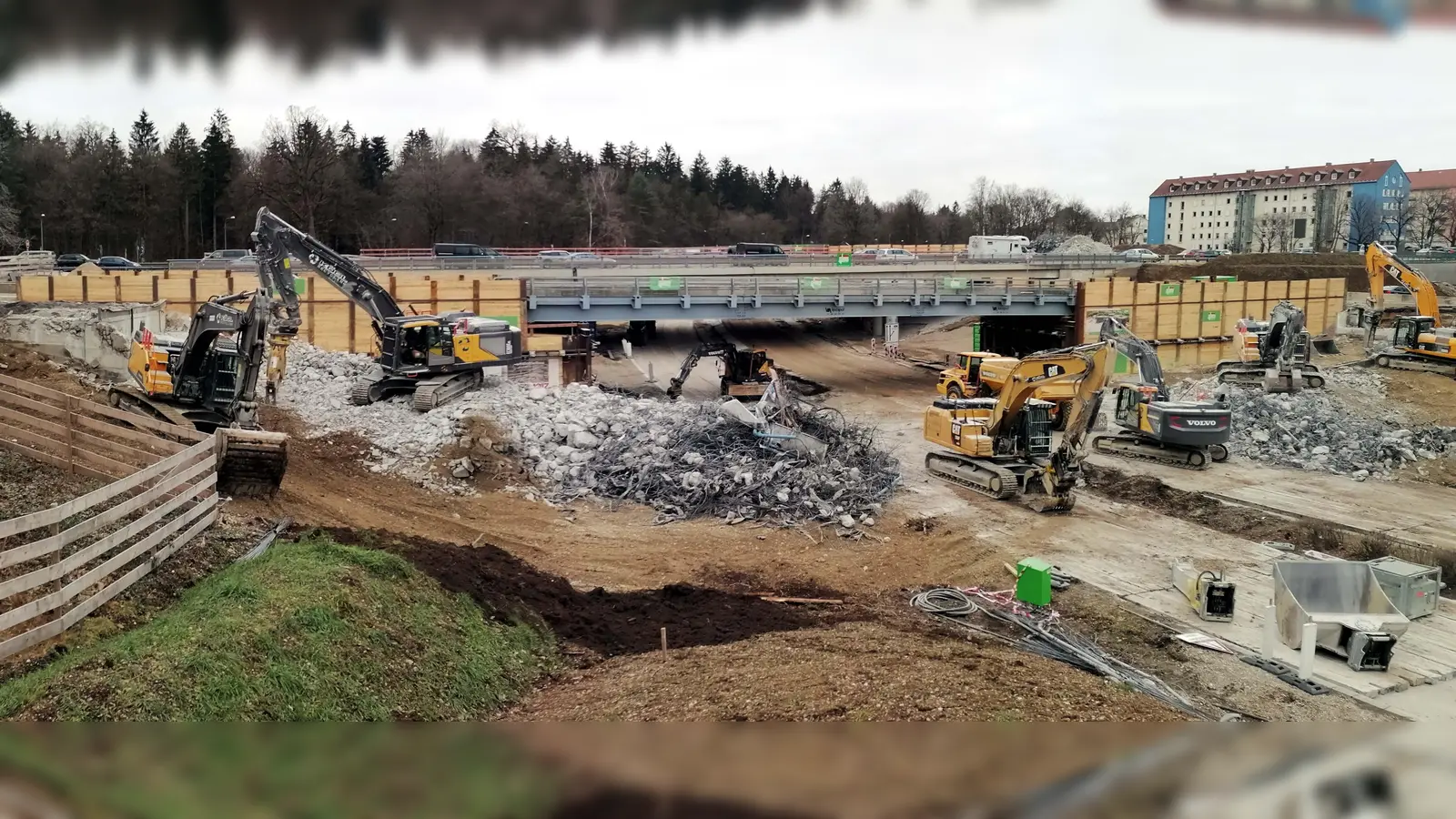 Blick auf die Baustelle der Kreuzhofbrücken. Bereits abgerissen ist hier die östliche Brücke. Wer aus Richtung Garmisch kommend am Kreuzhof die A 95 verließ, überquerte über sie die Boschetsrieder Straße, ehe er auf die Fürstenrieder Straße Richtung Laim einschwenkte. (Foto: job)