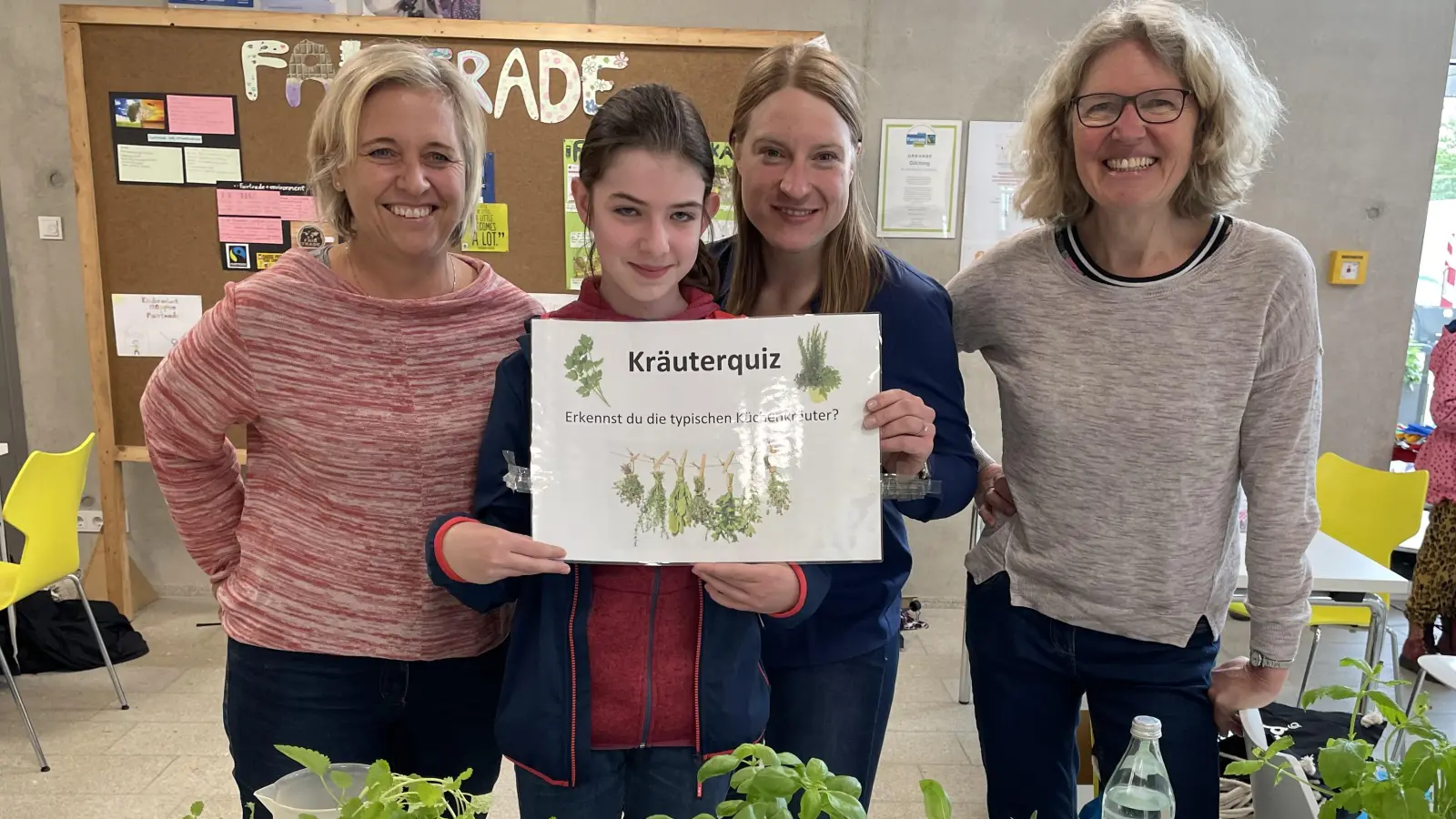 Lehrerinnen und Schülerinnen der Umweltgruppe am CPG lassen beim Kräuterquiz die richtigen Kärtchen zu den passenden Küchenkräutern legen.  (Foto: pst)