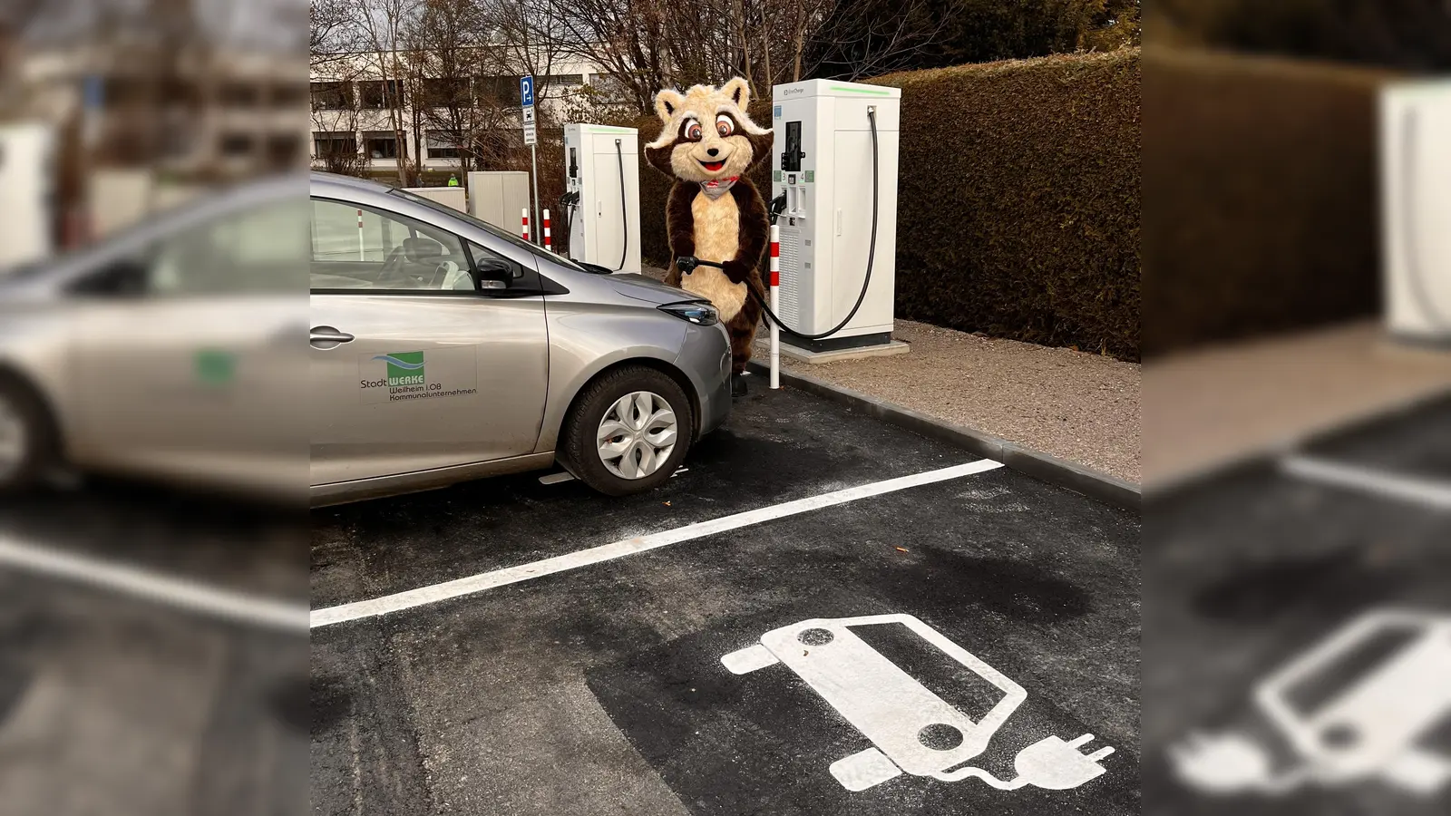 Am Parkplatz an der Ammerschule hat die SWE jetzt weitere sieben Elektroladestationen mit zehn Ladepunkten in Betrieb genommen. Stadtwerke-Maskottchen Wilhelm hat symbolisch den ersten Ladevorgang initiiert.  (Foto: Stadtwerke Weilheim)