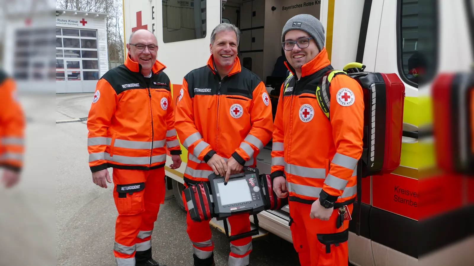 Eine Schicht im Einsatz: Kreisgeschäftsführer Dirk Lorscheider (Mitte) mit Peter Lanzer (links) und Yannick Nieland vom Rettungsdienst des BRK Starnberg. (Foto: BRK)