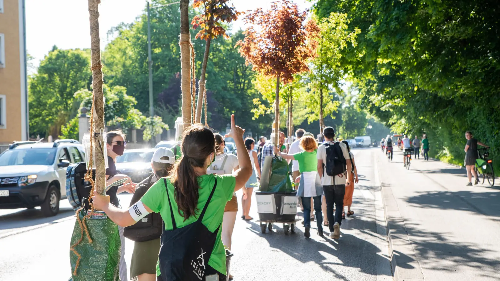 Mit einem feierlichen Umzug wurden kürzlich mobile 15 Bäume in die Blutenburgstraße gebracht. (Foto: Green City/ Thomas Vonier)