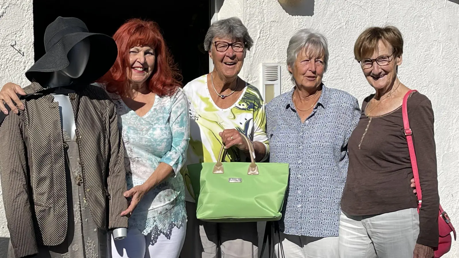 Ein tolles Team für die gute Sache: Irene Steele, Helga Träger, Gertraud Mayr und Annelies Aigner (v..) vom Kleinen Warenhaus freuen sich über gut erhaltene Spenden und viele Käufer. (Foto: hw/Archiv)