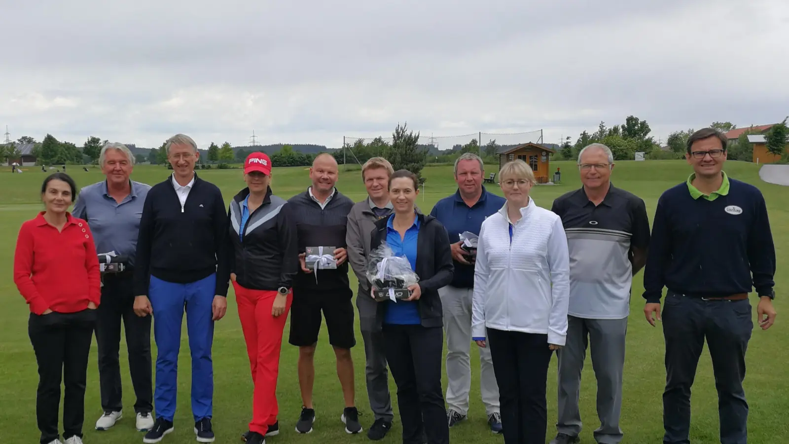 Das Siegerfoto des ersten Turniers der Golfoptiker-Trophy 2022 (von links): Didem Steinbauer-Zeytin, Stefan Amon, Walter Drum, Karoline Zopf, Franz Stampfer, Florian Bujok, Andrea Bausch, Fabrice Flamand, Christine Widmann, Peter Widmann und Andreas Aumann (Anlagenleiter). (Foto: Golfrange Germering)