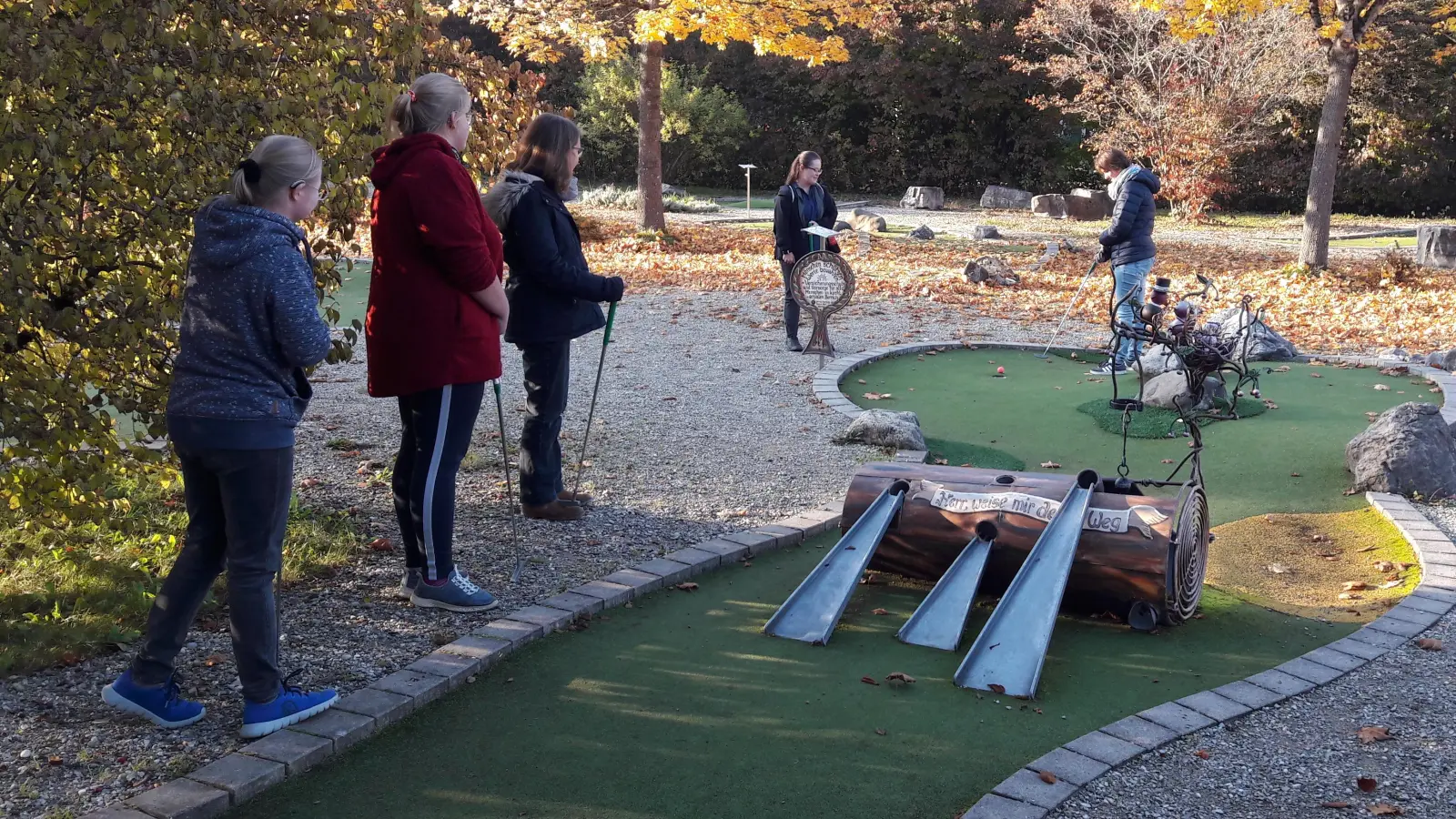 Beim Minigolf erlebten die Teilnehmerinnen des letzten Offenen Treffs schöne Herbstmomente miteinander. (Foto: Caritasverband Weilheim-Schongau e.V.)