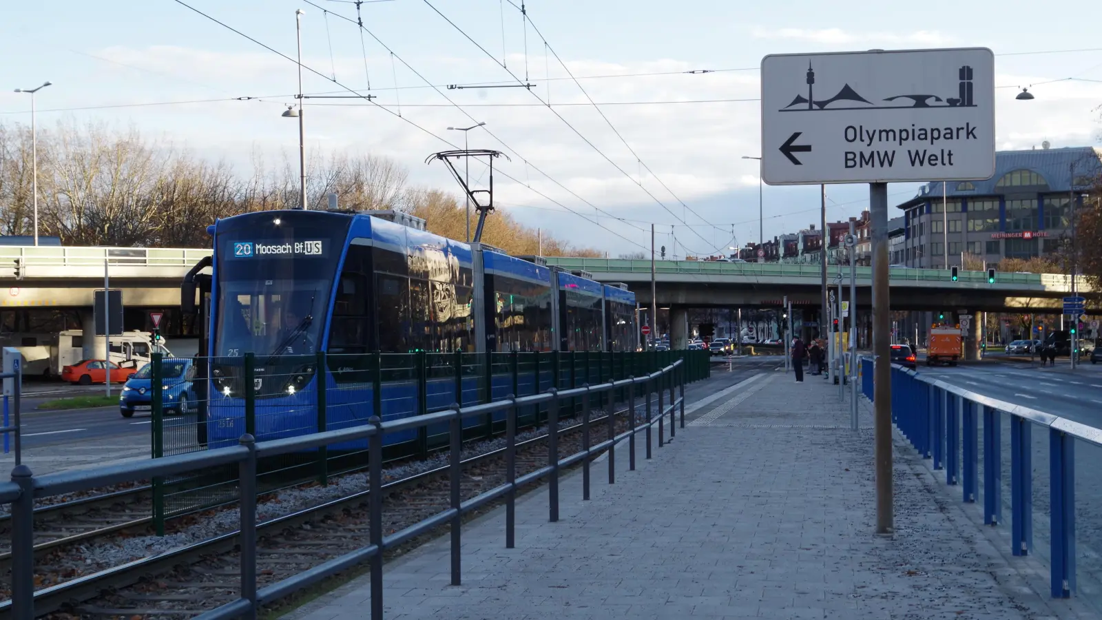 An der kürzlich umgebauten Station „Olympiapark West“ verhindern Absperrgitter und Planken das „wilde“ Überqueren der Fahrbahn. (Foto: Beatrix Köber)