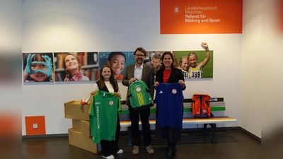 Bürgermeisterin Verena Dietl (r.) und Sportreferent Florian Kraus übergeben die Volunteer-Kleidung der UEFA EURO 2024 stellvertretend an Natalia Hermann von der Elly Heuss-Knapp gGmbH. (Foto: RBS)