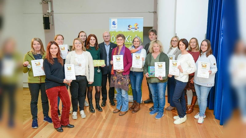 Einrichtungsleiterin Svenja Gruse (3. v. r.) freut sich mit ihren Mitarbeiterinnen und dem Landesvorsitzenden des LBV, Dr. Norbert Schäffer (l.), über die ÖkoKids-Auszeichnung, die das Kinderhaus erhalten hat. (Foto: Astrid Schmidhuber, ÖkoKids)