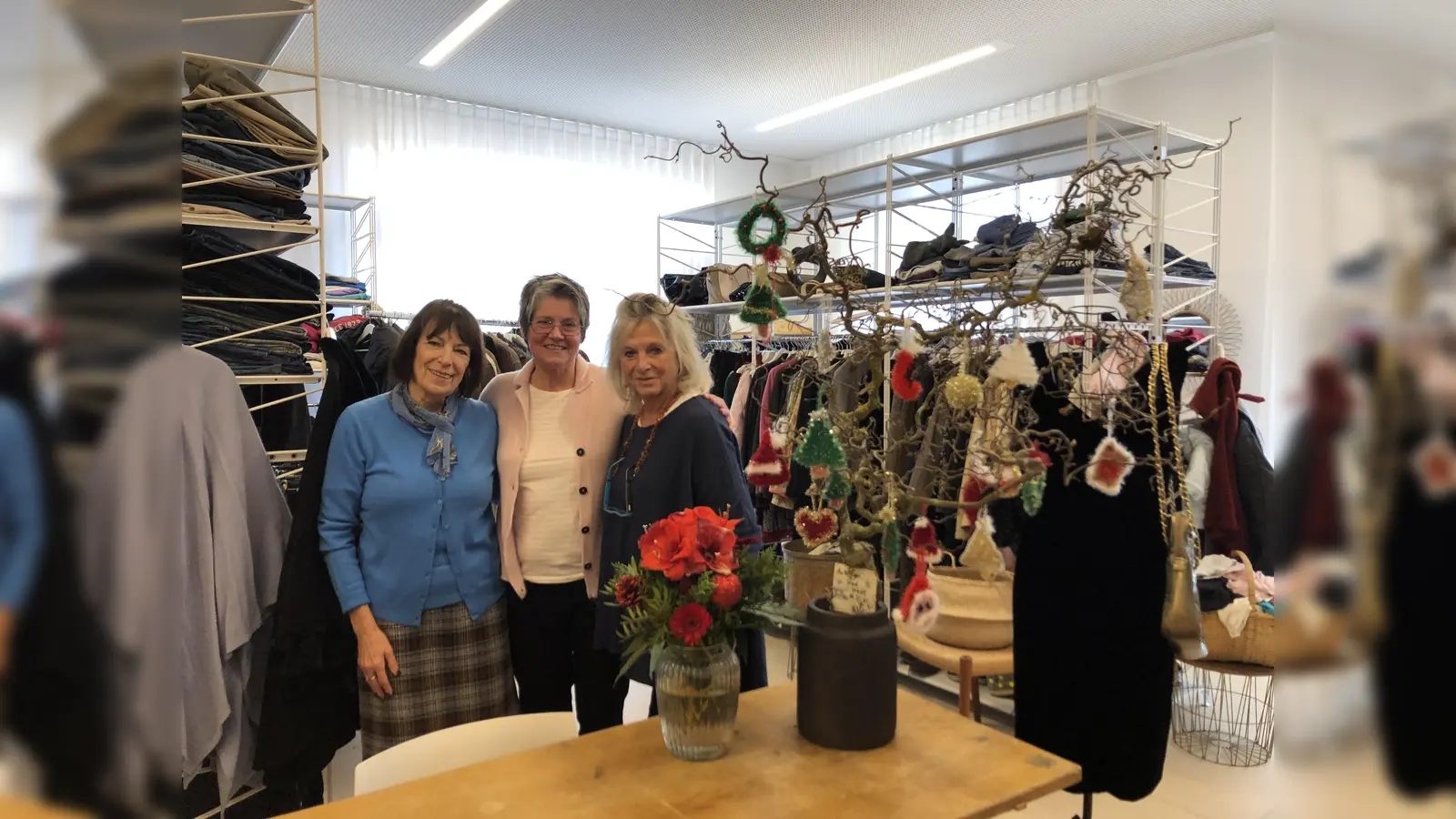 Heidemarie Witt, Doris Zieran und Charlotte Sturm betreuen gemeinsam mit andern Helfern den Secondhand-Shop der Nachbarschaftshilfe. (Foto: hw)