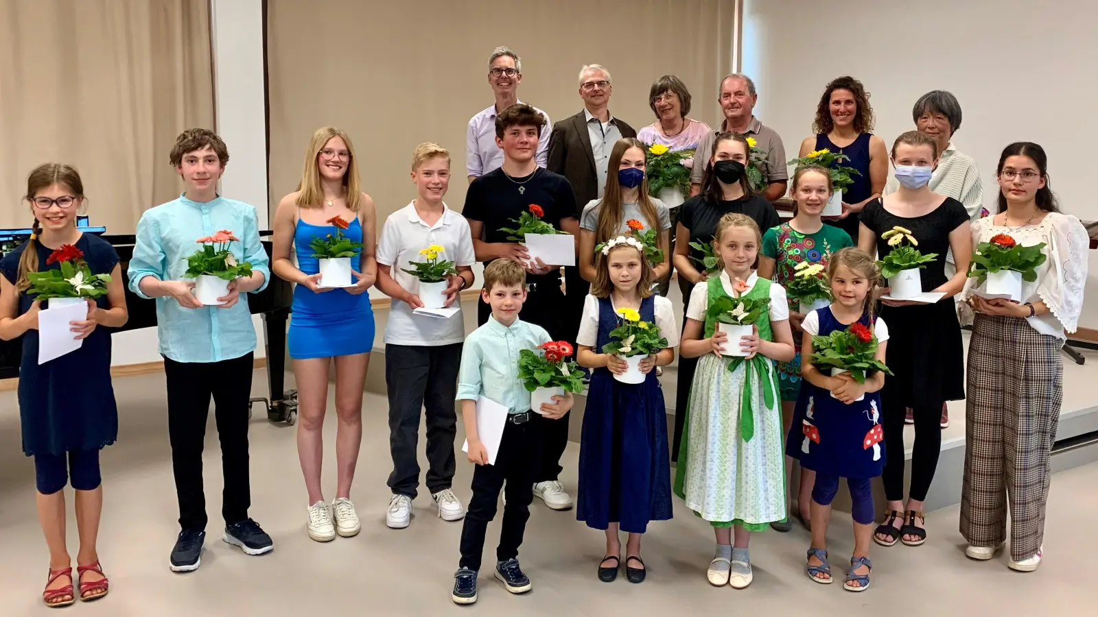 Diese jungen Musikerinnen und Musiker aus Neuried haben erfolgreich beim Wettbewerb „Jugend musiziert” teilgenommen.  (Foto: Gemeinde Neuried)