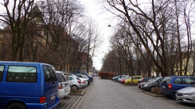 Am Parkplatz, zwischen Gollierpark und Bergmann-Schule könnte demnächst eine Corona-Test-Station aufgestellt werden. (Foto: Beatrix Köber)