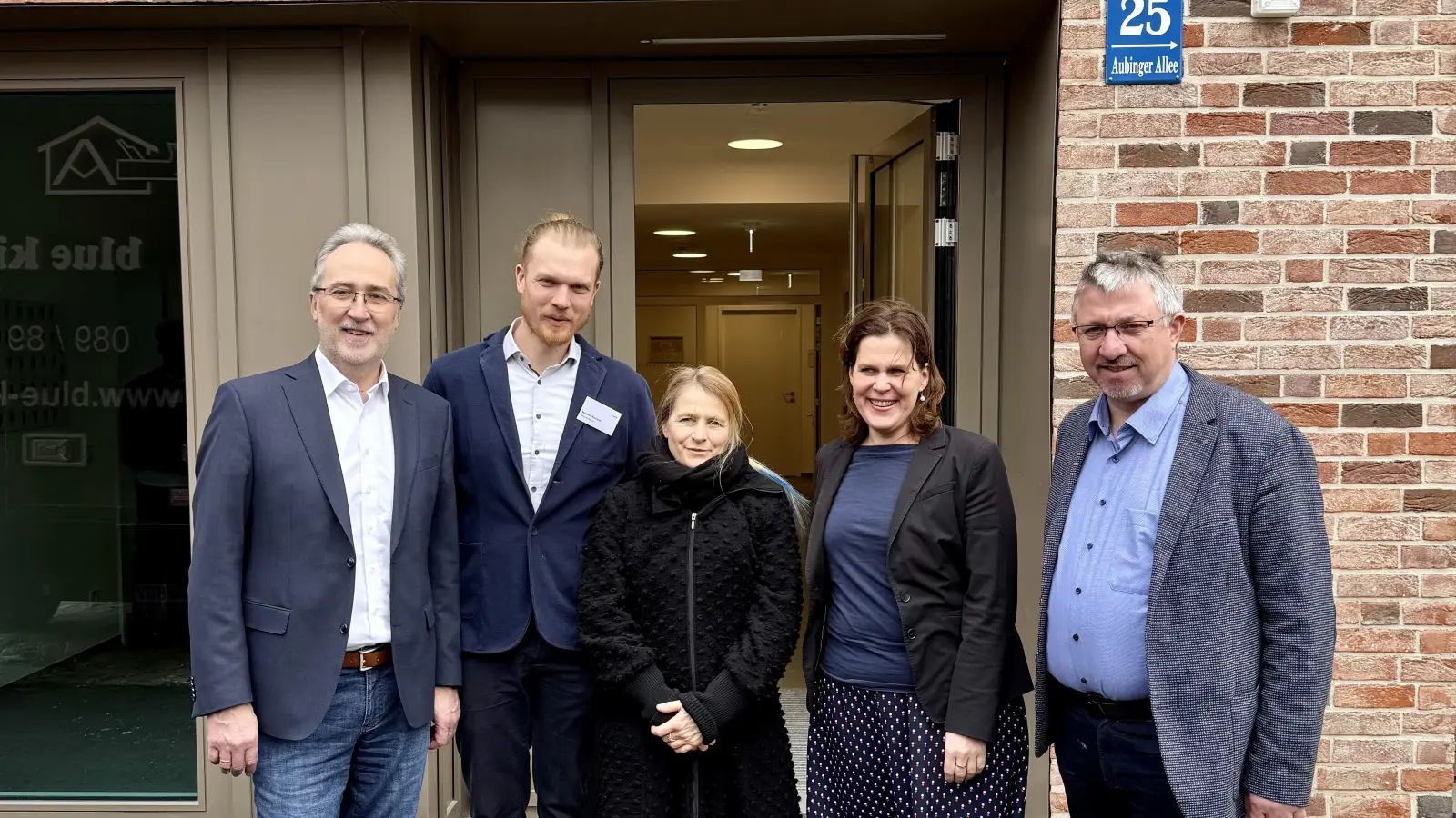 Erste Besichtigung mit Christian Müller von München Wohnen, Bürgermeisterin Verena Dietl, Sozialreferentin Dorothee Schiwy, Benedikt Rosiwal und Ludwig Mittermeier vom kmfv (v.l.) (Foto: Fabrizio Giordano)