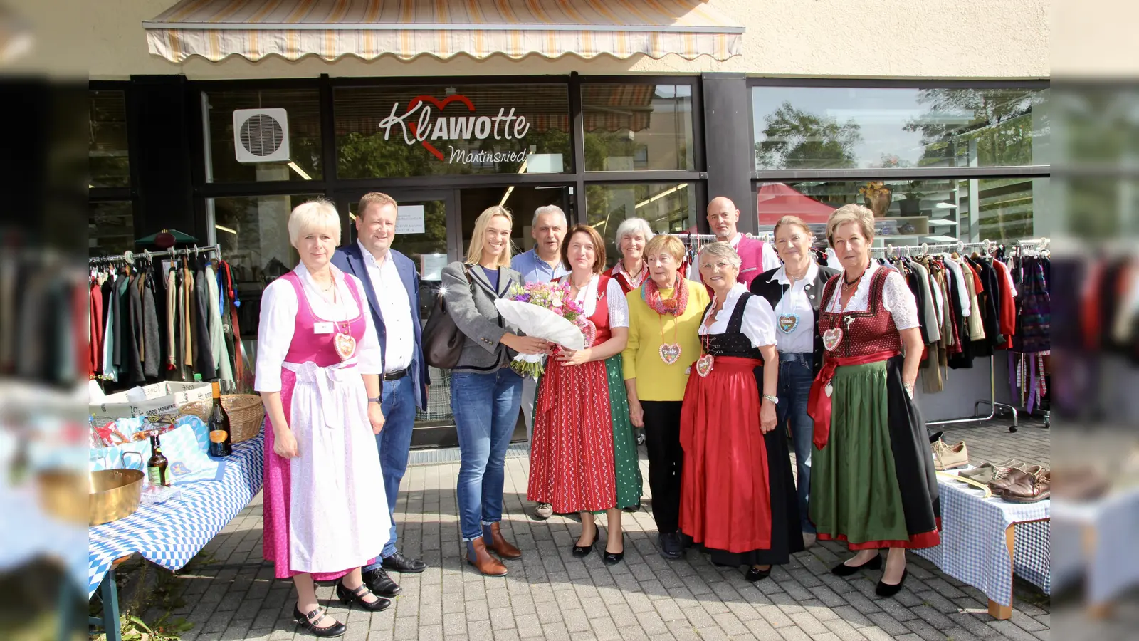 „Hier wird eine ganz tolle Arbeit gemacht”, sagte der Gräfelfinger Bürgermeister Peter Köstler (2.v.l.) zum Jubiläum der Klawotte. AWO-Chefin im Kreisverband München-Land Diana Klöpper (3.v.l.), überreichte der Klawotte-Leiterin Christina Einhellig (Mitte) einen Blumenstrauß und den Klawotte-Ehrenamtlichen ein Wiesnherz. (Foto: us)