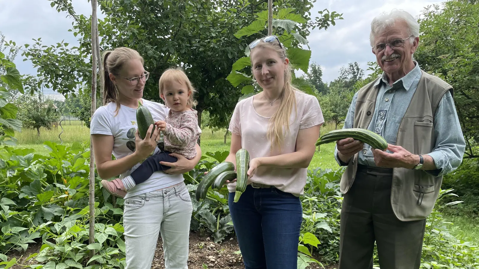 Die ersten Zucchini ernten v. li, Marina León mit Isabella, Christine Eicher und Xaver Laußer vom Obst- und Gartenbauverein. (Foto: pst)