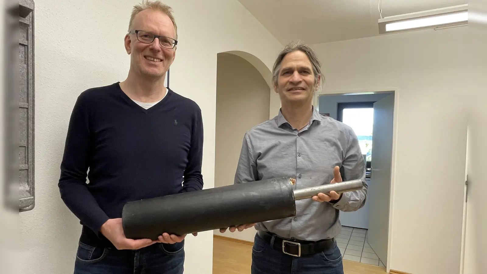 Klaus Drexler (l.), Vorstand der Gemeindewerke Gilching,m und Jan Haas, Projektleiter Fernwärme, mit einem Bauelement für die Fernwärme. (Foto: pst)