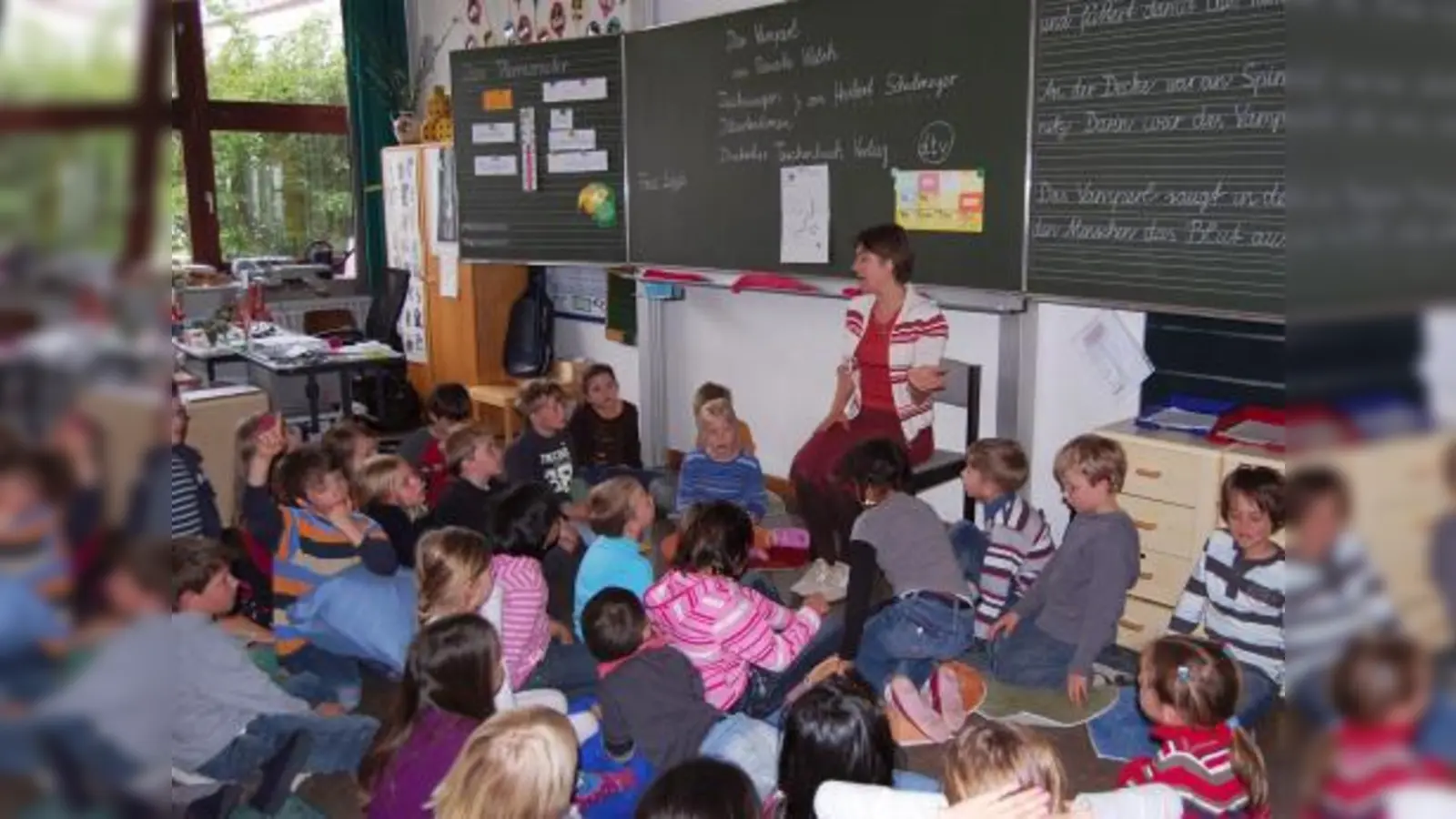 Aufmerksam hören Schülerinnen und Schüler der Klassen 1c und 2b der Autorin Cordula Gerndt von der Geschichtenwerkstatt Giesing zu, die ihnen eine spannende Geschichte erzählt. (Foto: Eva Schraft)