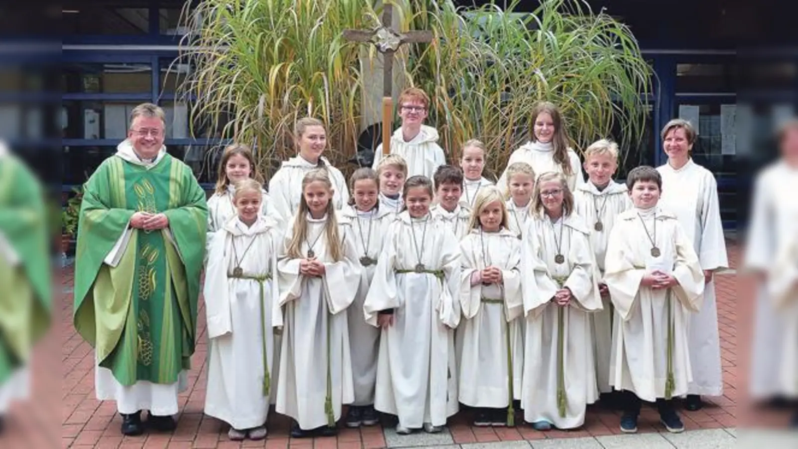 Die 13 frisch gebackenen Ministranten mit Pfarrer Brennecke (links), Pastoralreferentin Ingrid Karl (rechts) sowie den Gruppenleitern Sophie Skowronek, Felix Edelmann und Anna Dreier (hinten, v. l. n. r.).	 (Foto: Felix Edelmann)