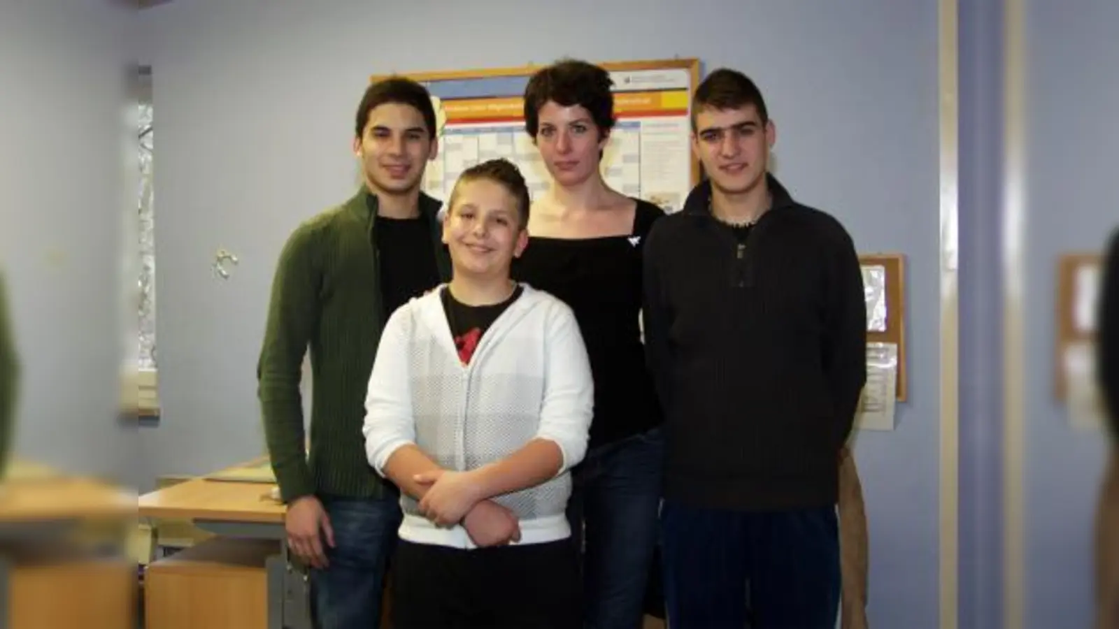 Juze-Mitarbeiterin Veronika Manetstätter mit den Jugendräten (v.l.) Mohammed Gökcay, Kristian Storjanac-Brkic und Kaan Asliyüce. (Foto: Eva Schraft)