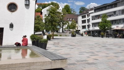 Wasserfontänen? Fehlanzeige. Die Brunnen auf dem Kirchplatz müssen schon wieder repariert werden. (Foto: Susanne Hauck)