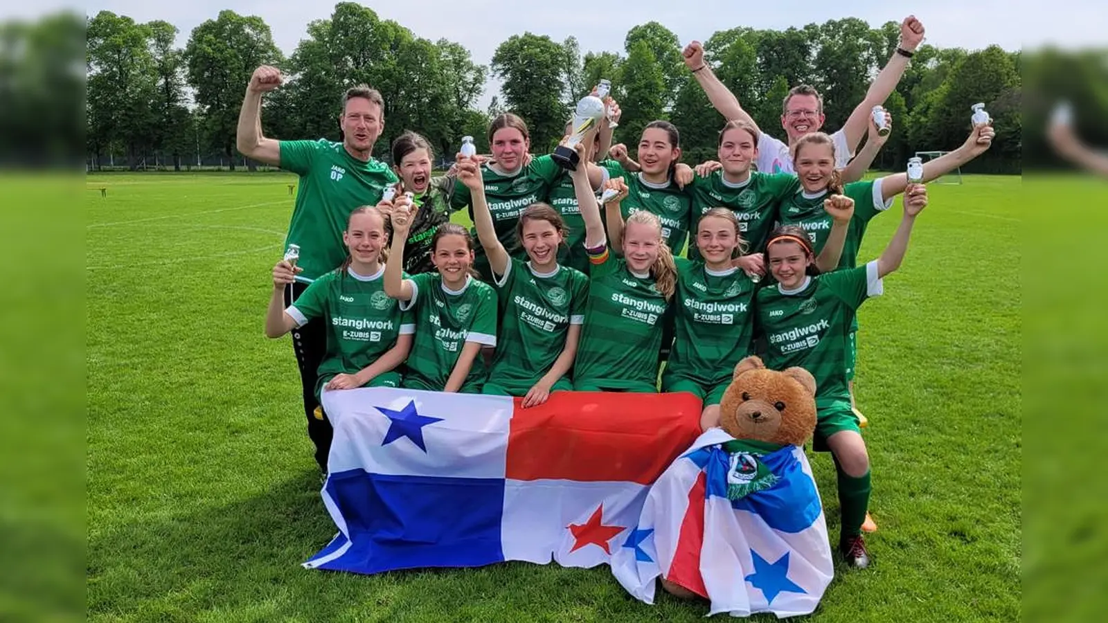 Die U15-Juniorinnen samt Maskottchen freuen sich riesig über den Vize-Weltmeister-Titiel.  (Foto: FC Fasanerie-Nord)