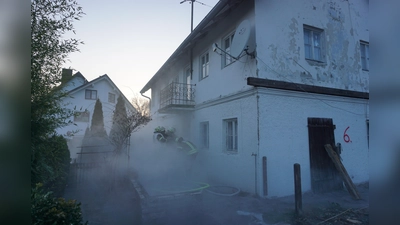 Starke Rauchentwicklung im Abrisshaus: Die Atemschutz-Truppen der FFW probten den Ernstfall.  (Foto: FFW Alling)