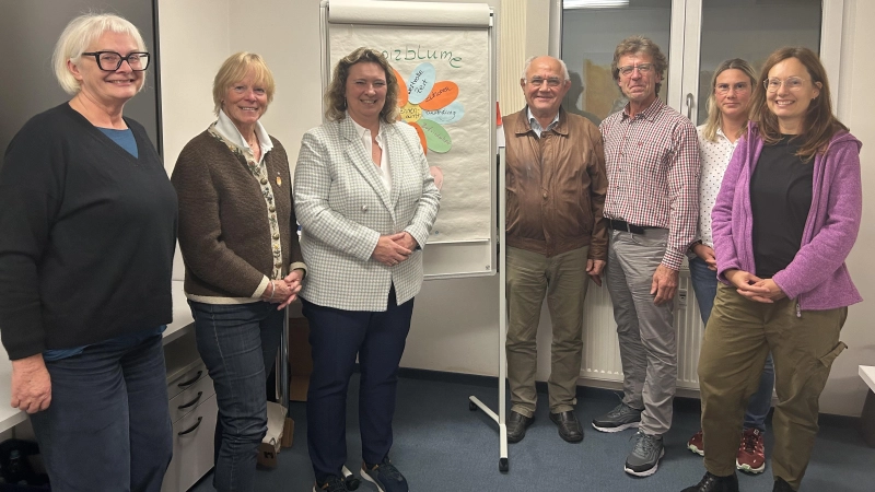 Gemeinsam für den Hospizkreis Ottobrunn (v.l.) Katja Spengler, Ursula Mayer, MdL. Kerstin Schreyer, Josef Bachmair, Gerhard Juse, Elisabeth Berger und Madeleine Just. (Foto: KS)