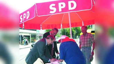 Florian Ritter sammelte unter anderem in Allach Unterschriften für einen bayerischen Mindestlohn. (Foto: Christiane Schenk)