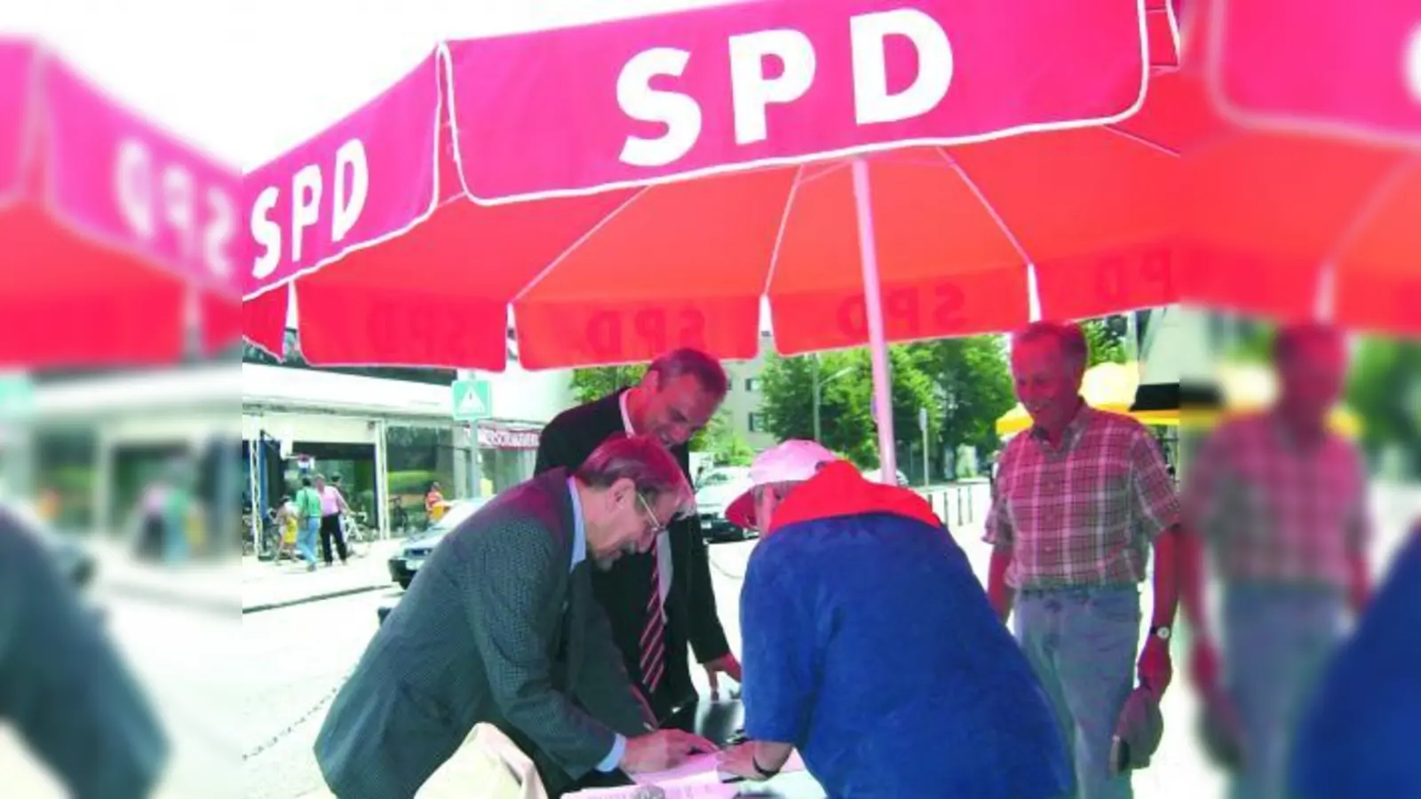 Florian Ritter sammelte unter anderem in Allach Unterschriften für einen bayerischen Mindestlohn. (Foto: Christiane Schenk)