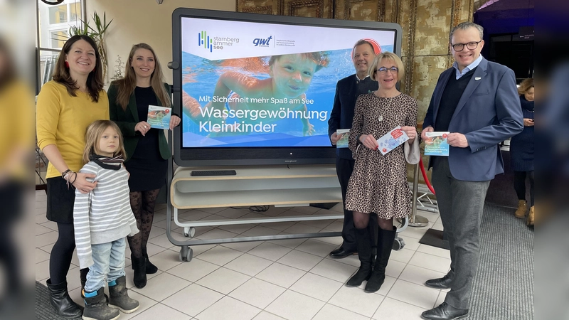 Bei der Premiere des Filmclips freuen sich v.l.: Tatijana von Quadt (Fortschritt) mit Ruben, Isabelle Bauch, Werner Schmid und Christoph Winkelkötter (alle gwt) sowie Sabine Kurz, 2.v.r. (Stiftung Deutschland schwimmt). (Foto: pst)