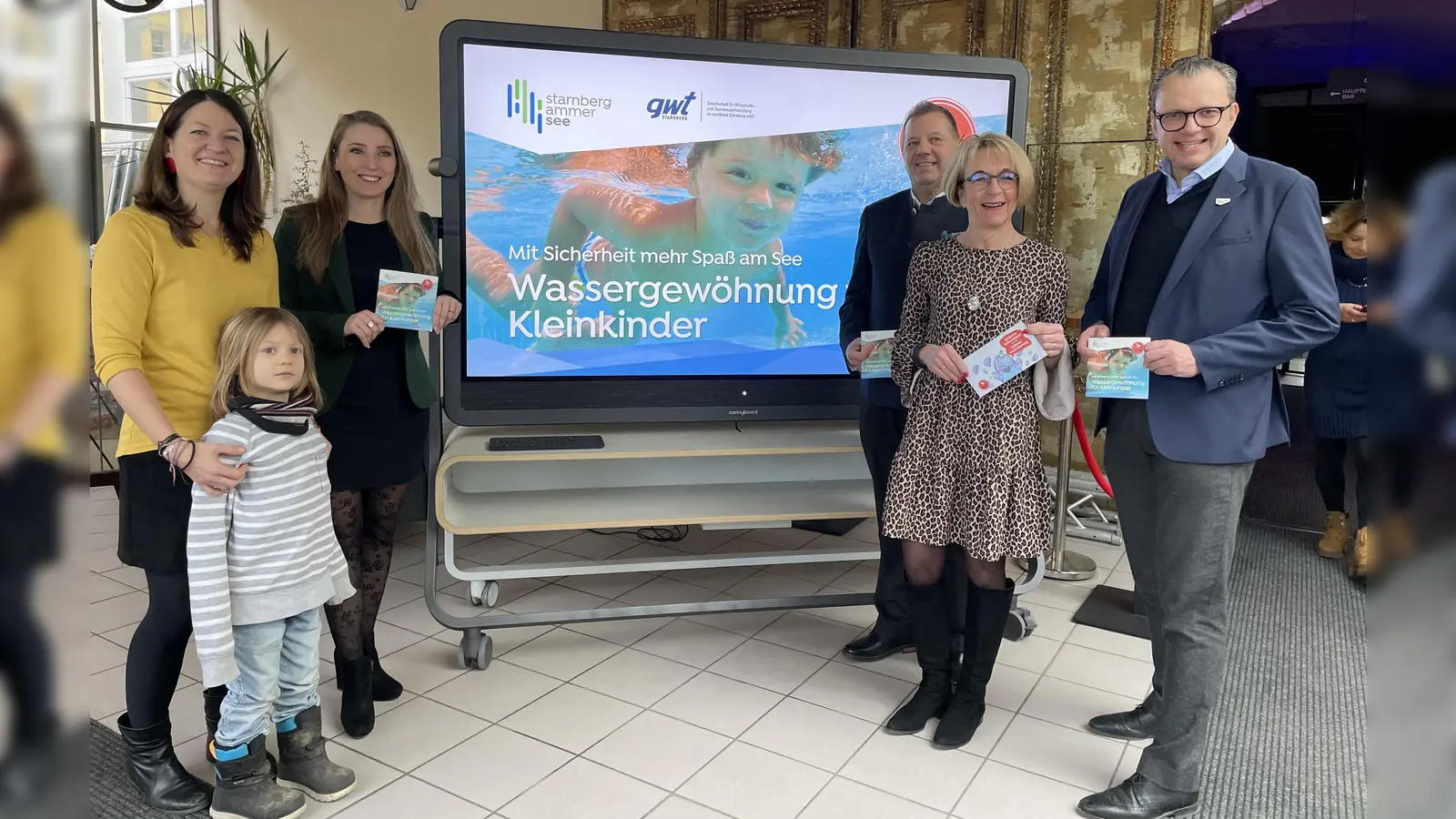 Bei der Premiere des Filmclips freuen sich v.l.: Tatijana von Quadt (Fortschritt) mit Ruben, Isabelle Bauch, Werner Schmid und Christoph Winkelkötter (alle gwt) sowie Sabine Kurz, 2.v.r. (Stiftung Deutschland schwimmt). (Foto: pst)