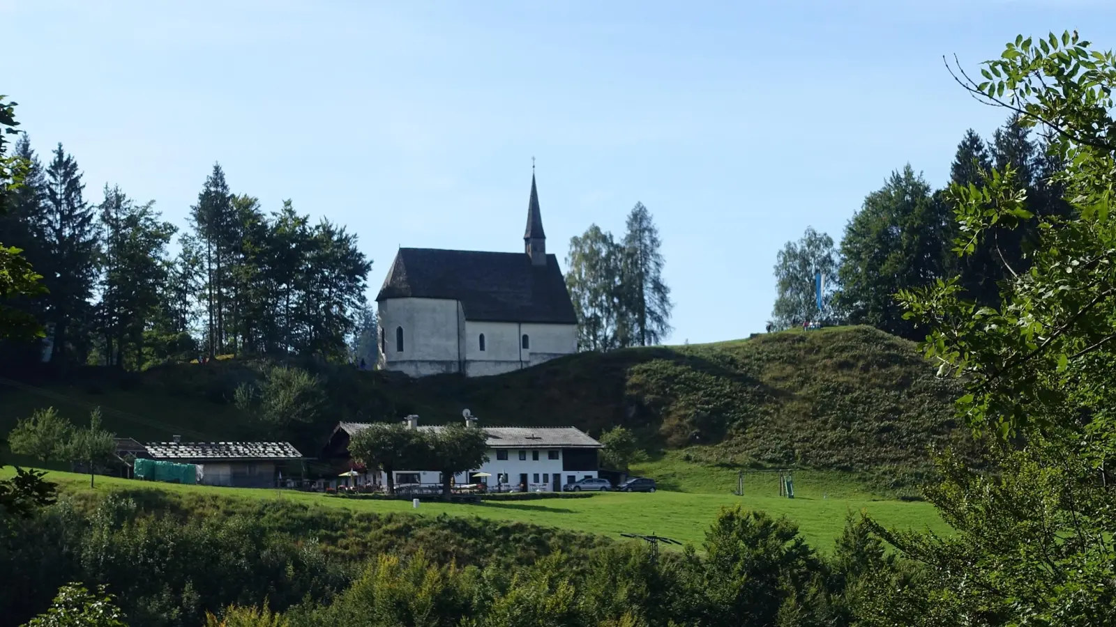 Interessierte sind herzlich zur Bergmesse in der „Streichenkirche“ im Chiemgau eingeladen. Es singt und spielt der „Schwanthalerhöher Dreigsang“. (Foto: Andi Lackermeier)