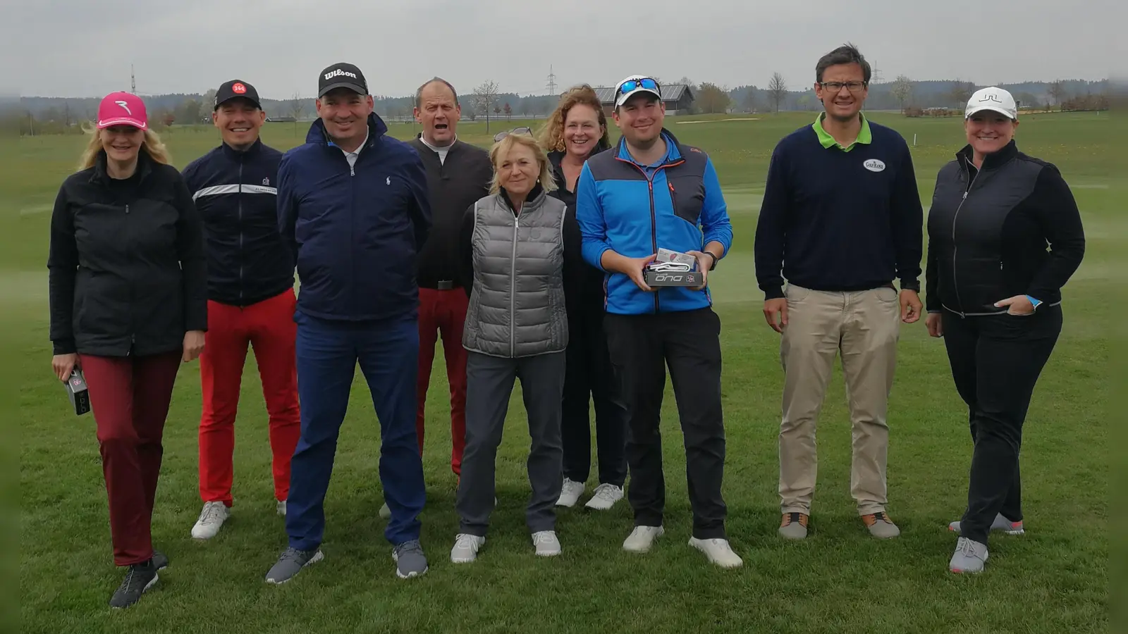 Start der Turniersaison (von links): Anette Fähnrich, Alexander Holzgreve, Andreas Jahra, Jörg Weber, Ursula Thomas, Karin Widmann, Matthias Reckmeyer, Andreas Aumann (Anlagenleiter) und Renate-Carolin Hoser postierten sich nach einem erfolgreichen ersten Spiel für das Siegerfoto. (Foto: Golfrange)