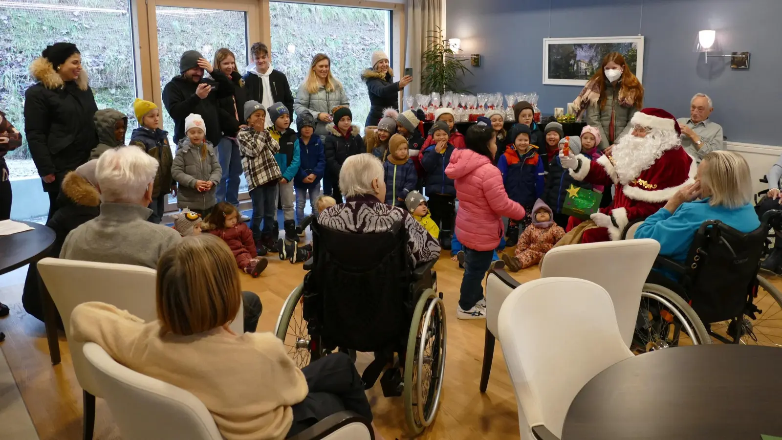 Der Nikolausbesuch war für Groß und Klein ein besonderes Erlebnis. (Foto: BRK Starnberg)